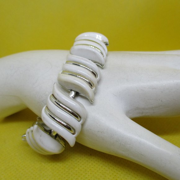CORO Bracelet White LUCITE SILVER Tone Metal Wave Shaped Sections Bracelet VTG - Picture 4 of 11